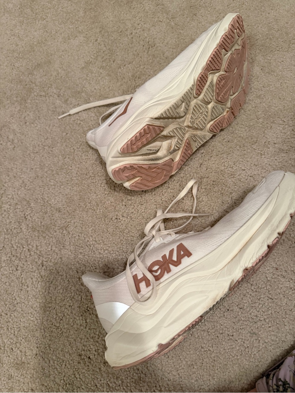 Hoka Arahi 8 in White with Rose Gold